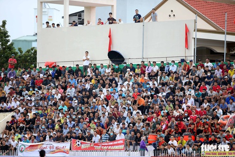 Khoảnh khắc Bình Định ăn mừng thăng hạng V-League sau 12 năm chờ đợi - Ảnh 1. Khoảnh khắc Bình Định ăn mừng thăng hạng V-League sau 12 năm chờ đợi - Ảnh 1.