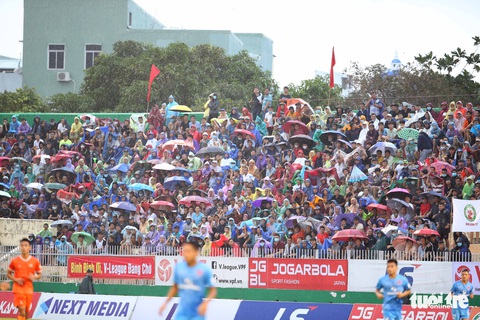 Khoảnh khắc Bình Định ăn mừng thăng hạng V-League sau 12 năm chờ đợi - Ảnh 2. Khoảnh khắc Bình Định ăn mừng thăng hạng V-League sau 12 năm chờ đợi - Ảnh 2.