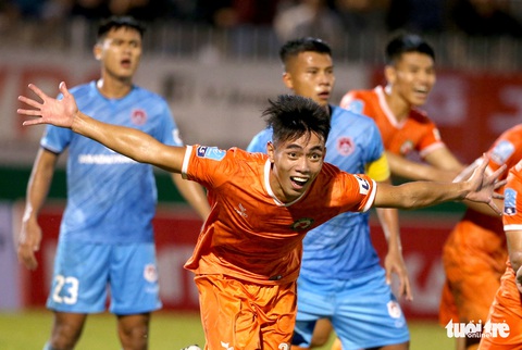 Khoảnh khắc Bình Định ăn mừng thăng hạng V-League sau 12 năm chờ đợi - Ảnh 3. Khoảnh khắc Bình Định ăn mừng thăng hạng V-League sau 12 năm chờ đợi - Ảnh 3.