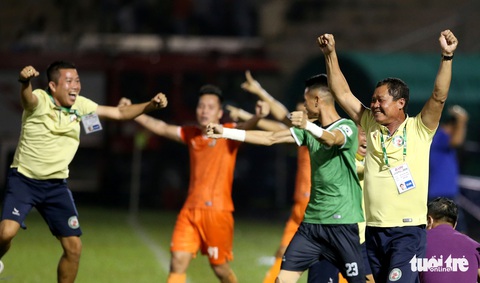 Khoảnh khắc Bình Định ăn mừng thăng hạng V-League sau 12 năm chờ đợi - Ảnh 4. Khoảnh khắc Bình Định ăn mừng thăng hạng V-League sau 12 năm chờ đợi - Ảnh 4.