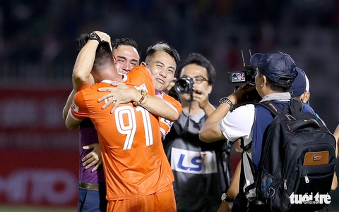 Khoảnh khắc Bình Định ăn mừng thăng hạng V-League sau 12 năm chờ đợi - Ảnh 5. Khoảnh khắc Bình Định ăn mừng thăng hạng V-League sau 12 năm chờ đợi - Ảnh 5.