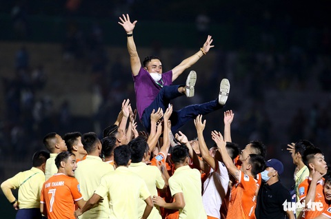 Khoảnh khắc Bình Định ăn mừng thăng hạng V-League sau 12 năm chờ đợi - Ảnh 6. Khoảnh khắc Bình Định ăn mừng thăng hạng V-League sau 12 năm chờ đợi - Ảnh 6.