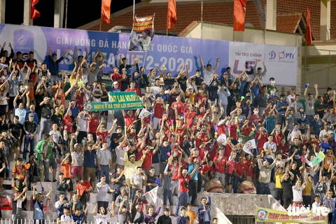 Khoảnh khắc Bình Định ăn mừng thăng hạng V-League sau 12 năm chờ đợi - Ảnh 7. Khoảnh khắc Bình Định ăn mừng thăng hạng V-League sau 12 năm chờ đợi - Ảnh 7.