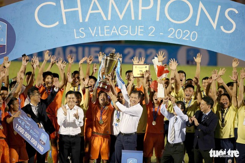 Khoảnh khắc Bình Định ăn mừng thăng hạng V-League sau 12 năm chờ đợi - Ảnh 9. Khoảnh khắc Bình Định ăn mừng thăng hạng V-League sau 12 năm chờ đợi - Ảnh 9.