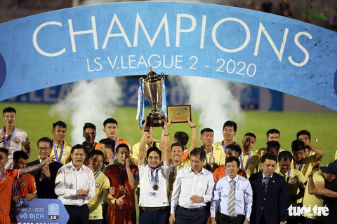 Khoảnh khắc Bình Định ăn mừng thăng hạng V-League sau 12 năm chờ đợi - Ảnh 10. Khoảnh khắc Bình Định ăn mừng thăng hạng V-League sau 12 năm chờ đợi - Ảnh 10.