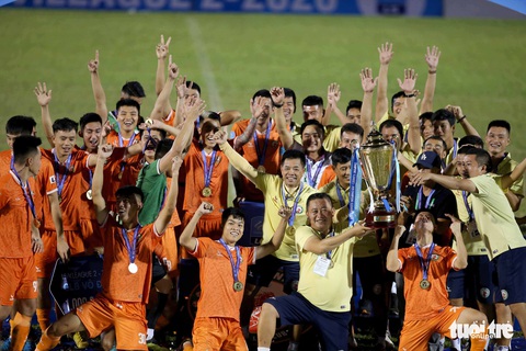 Khoảnh khắc Bình Định ăn mừng thăng hạng V-League sau 12 năm chờ đợi - Ảnh 11. Khoảnh khắc Bình Định ăn mừng thăng hạng V-League sau 12 năm chờ đợi - Ảnh 11.