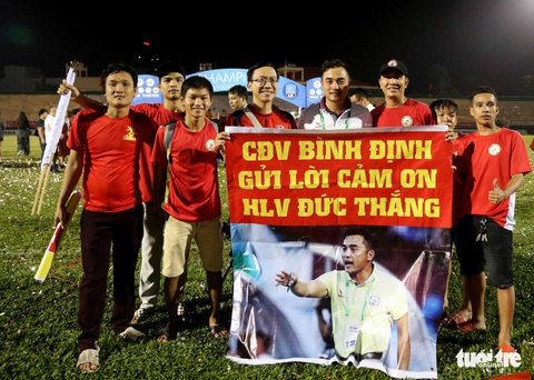 Khoảnh khắc Bình Định ăn mừng thăng hạng V-League sau 12 năm chờ đợi - Ảnh 12. Khoảnh khắc Bình Định ăn mừng thăng hạng V-League sau 12 năm chờ đợi - Ảnh 12.