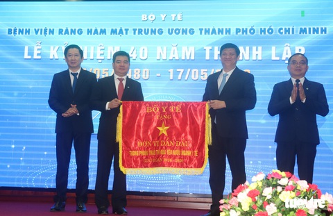 Hướng về đồng bào miền Trung trong lễ kỷ niệm 40 năm thành lập bệnh viện - Ảnh 1. Hướng về đồng bào miền Trung trong lễ kỷ niệm 40 năm thành lập bệnh viện - Ảnh 1.