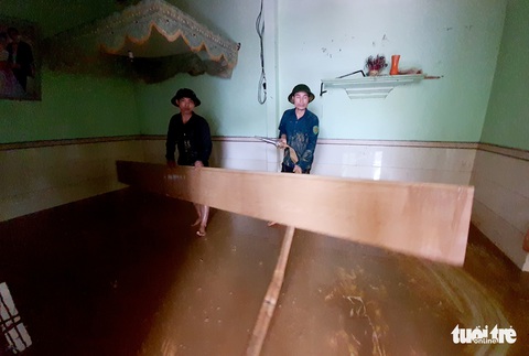 Về nhà sau đêm trắng chạy lũ: ‘Cả năm vất vả, giờ chẳng còn gì - Ảnh 8. Về nhà sau đêm trắng chạy lũ: ‘Cả năm vất vả, giờ chẳng còn gì - Ảnh 8.