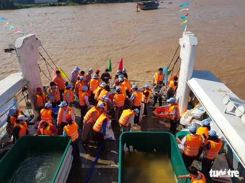 An Giang thả trên 18 tấn cá về sông để tái tạo nguồn lợi thủy sản - Ảnh 3. An Giang thả trên 18 tấn cá về sông để tái tạo nguồn lợi thủy sản - Ảnh 3.