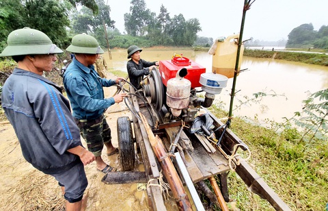 Về nhà sau đêm trắng chạy lũ: ‘Cả năm vất vả, giờ chẳng còn gì - Ảnh 7. Về nhà sau đêm trắng chạy lũ: ‘Cả năm vất vả, giờ chẳng còn gì - Ảnh 7.