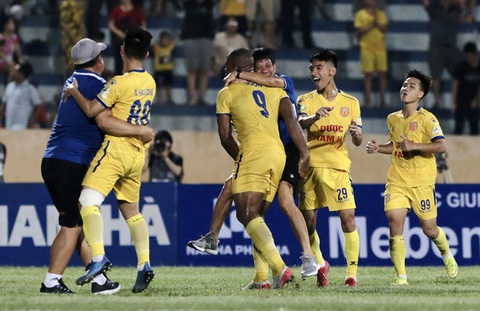 Nam Định ở lại V-League nhờ hơn Quảng Nam hiệu số bàn thắng - Ảnh 24. Nam Định ở lại V-League nhờ hơn Quảng Nam hiệu số bàn thắng - Ảnh 24.