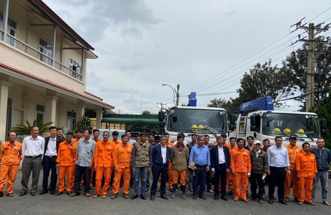 EVNSPC hỗ trợ Miền Trung khắc phục sự cố điện do bão số 9 - Ảnh 1. EVNSPC hỗ trợ Miền Trung khắc phục sự cố điện do bão số 9 - Ảnh 1.
