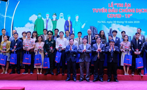 Tri ân tuyến đầu chống dịch COVID-19 ở miền Bắc: Chúng tôi không dám nói nhiều về sự hi sinh - Ảnh 1. Tri ân tuyến đầu chống dịch COVID-19 ở miền Bắc: Chúng tôi không dám nói nhiều về sự hi sinh - Ảnh 1.
