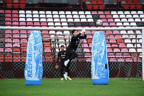 Sân mất điện, trận đấu của Văn Lâm cùng Muangthong United bị hoãn - Ảnh 2. Sân mất điện, trận đấu của Văn Lâm cùng Muangthong United bị hoãn - Ảnh 2.