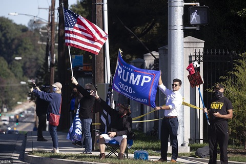 Đông đảo người ủng hộ cầu nguyện cho Tổng thống Trump sớm bình phục - Ảnh 2. Đông đảo người ủng hộ cầu nguyện cho Tổng thống Trump sớm bình phục - Ảnh 2.