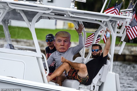 Đông đảo người ủng hộ cầu nguyện cho Tổng thống Trump sớm bình phục - Ảnh 6. Đông đảo người ủng hộ cầu nguyện cho Tổng thống Trump sớm bình phục - Ảnh 6.