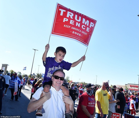 Đông đảo người ủng hộ cầu nguyện cho Tổng thống Trump sớm bình phục - Ảnh 7. Đông đảo người ủng hộ cầu nguyện cho Tổng thống Trump sớm bình phục - Ảnh 7.