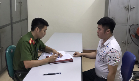 Người xông vào lớp mầm non tát vô mặt bé 2 tuổi khai gì? - Ảnh 1. Người xông vào lớp mầm non tát vô mặt bé 2 tuổi khai gì? - Ảnh 1.