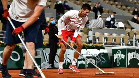 Novak Djokovic ‘tấu hài” chờ đóng mái sân Philippe Chatrier - Ảnh 1. Novak Djokovic ‘tấu hài” chờ đóng mái sân Philippe Chatrier - Ảnh 1.