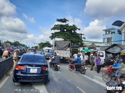 7 ôtô tông liên hoàn, lao vào quán nước và nhà dân ven quốc lộ 1 - Ảnh 4. 7 ôtô tông liên hoàn, lao vào quán nước và nhà dân ven quốc lộ 1 - Ảnh 4.