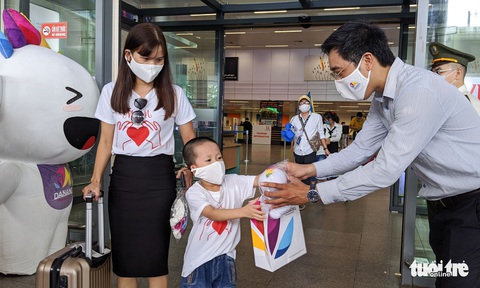 Đoàn khách du lịch đầu tiên trở lại Đà Nẵng được nâng phòng 3 sao lên 4 sao - Ảnh 1. Đoàn khách du lịch đầu tiên trở lại Đà Nẵng được nâng phòng 3 sao lên 4 sao - Ảnh 1.