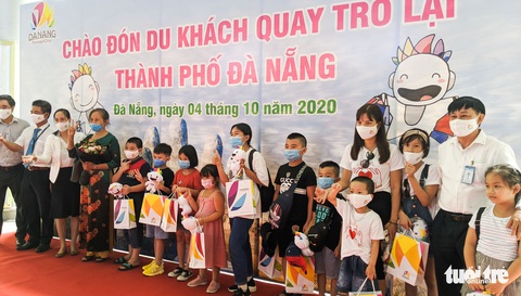 Đoàn khách du lịch đầu tiên trở lại Đà Nẵng được nâng phòng 3 sao lên 4 sao - Ảnh 2. Đoàn khách du lịch đầu tiên trở lại Đà Nẵng được nâng phòng 3 sao lên 4 sao - Ảnh 2.