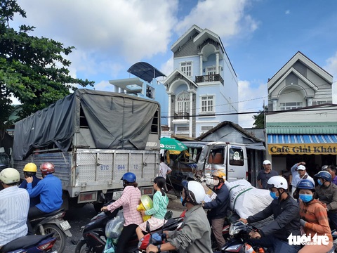 7 ôtô tông liên hoàn, lao vào quán nước và nhà dân ven quốc lộ 1 - Ảnh 3. 7 ôtô tông liên hoàn, lao vào quán nước và nhà dân ven quốc lộ 1 - Ảnh 3.
