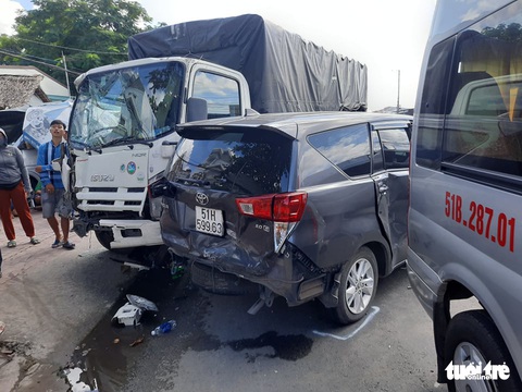 7 ôtô tông liên hoàn, lao vào quán nước và nhà dân ven quốc lộ 1 - Ảnh 2. 7 ôtô tông liên hoàn, lao vào quán nước và nhà dân ven quốc lộ 1 - Ảnh 2.
