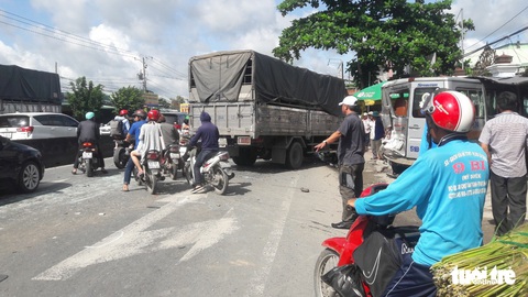 7 ôtô tông liên hoàn, lao vào quán nước và nhà dân ven quốc lộ 1 - Ảnh 1. 7 ôtô tông liên hoàn, lao vào quán nước và nhà dân ven quốc lộ 1 - Ảnh 1.