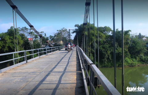 Ôtô tông xe máy, húc lan can cầu rơi xuống sông, 5 người chết - Ảnh 7. Ôtô tông xe máy, húc lan can cầu rơi xuống sông, 5 người chết - Ảnh 7.