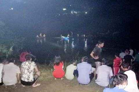 Ôtô tông xe máy, húc lan can cầu rơi xuống sông, 5 người chết - Ảnh 5. Ôtô tông xe máy, húc lan can cầu rơi xuống sông, 5 người chết - Ảnh 5.