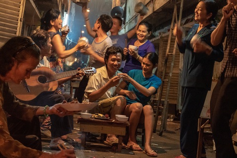 Phim Ròm: Hai phía khen chê gay gắt, quyết liệt - Ảnh 2. Phim Ròm: Hai phía khen chê gay gắt, quyết liệt - Ảnh 2.