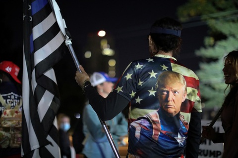 Sức khỏe ông Trump tiến triển tốt, đi lại bình thường - Ảnh 1. Sức khỏe ông Trump tiến triển tốt, đi lại bình thường - Ảnh 1.