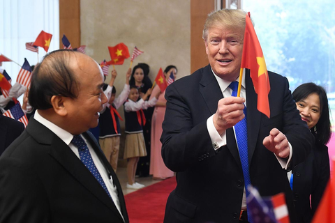 Vì sao người Việt ở Mỹ ủng hộ ông Trump nhiều hơn? - Ảnh 2. Vì sao người Việt ở Mỹ ủng hộ ông Trump nhiều hơn? - Ảnh 2.