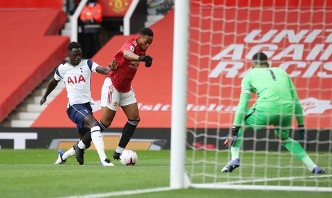 Những khoảnh khắc ấn tượng trong ngày Man Utd, Liverpool cùng bị nhấn chìm - Ảnh 2. Những khoảnh khắc ấn tượng trong ngày Man Utd, Liverpool cùng bị nhấn chìm - Ảnh 2.