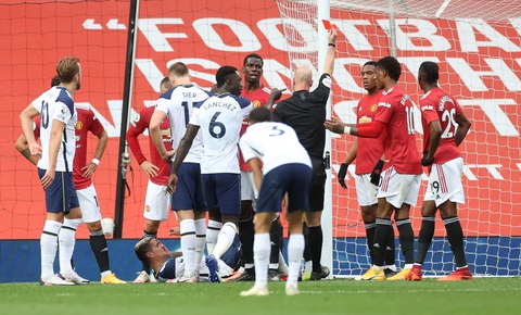 Những khoảnh khắc ấn tượng trong ngày Man Utd, Liverpool cùng bị nhấn chìm - Ảnh 8. Những khoảnh khắc ấn tượng trong ngày Man Utd, Liverpool cùng bị nhấn chìm - Ảnh 8.