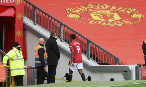 Những khoảnh khắc ấn tượng trong ngày Man Utd, Liverpool cùng bị nhấn chìm - Ảnh 9. Những khoảnh khắc ấn tượng trong ngày Man Utd, Liverpool cùng bị nhấn chìm - Ảnh 9.