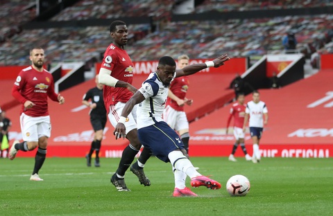 Những khoảnh khắc ấn tượng trong ngày Man Utd, Liverpool cùng bị nhấn chìm - Ảnh 11. Những khoảnh khắc ấn tượng trong ngày Man Utd, Liverpool cùng bị nhấn chìm - Ảnh 11.