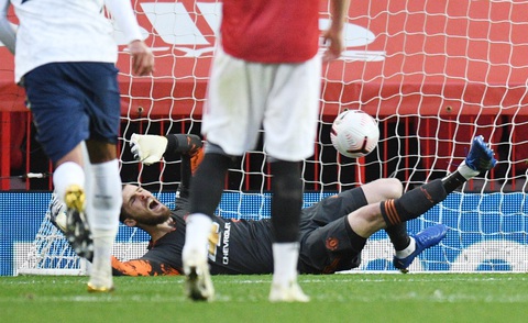 Những khoảnh khắc ấn tượng trong ngày Man Utd, Liverpool cùng bị nhấn chìm - Ảnh 12. Những khoảnh khắc ấn tượng trong ngày Man Utd, Liverpool cùng bị nhấn chìm - Ảnh 12.
