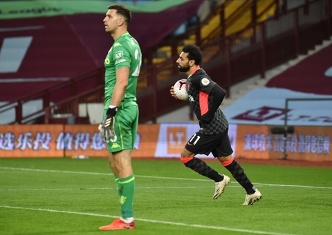 Những khoảnh khắc ấn tượng trong ngày Man Utd, Liverpool cùng bị nhấn chìm - Ảnh 20. Những khoảnh khắc ấn tượng trong ngày Man Utd, Liverpool cùng bị nhấn chìm - Ảnh 20.