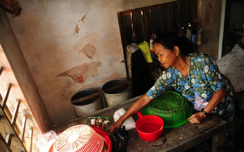 Mẹ, con và tiếng chổi tre xao xác chợ quê - Ảnh 3. Mẹ, con và tiếng chổi tre xao xác chợ quê - Ảnh 3.