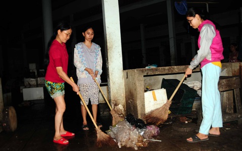 Mẹ, con và tiếng chổi tre xao xác chợ quê - Ảnh 1. Mẹ, con và tiếng chổi tre xao xác chợ quê - Ảnh 1.