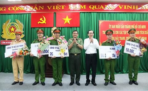 TP.HCM: Khen thưởng Phòng cảnh sát hình sự, Phòng cảnh sát điều tra ma túy - Ảnh 1. TP.HCM: Khen thưởng Phòng cảnh sát hình sự, Phòng cảnh sát điều tra ma túy - Ảnh 1.