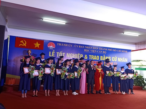 Học viện Cán bộ TP.HCM trao bằng cử nhân cho lứa sinh viên hệ chính quy đầu tiên - Ảnh 1. Học viện Cán bộ TP.HCM trao bằng cử nhân cho lứa sinh viên hệ chính quy đầu tiên - Ảnh 1.