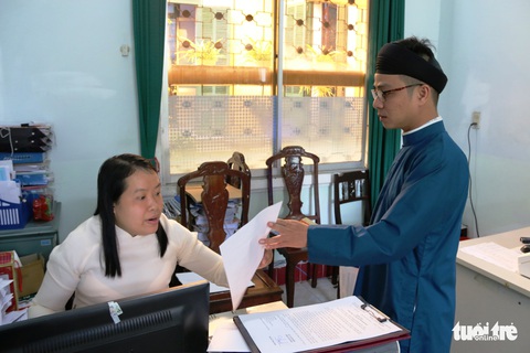 Nam công chức Huế diện áo dài đến công sở sáng thứ 2 đầu tiên của tháng - Ảnh 4. Nam công chức Huế diện áo dài đến công sở sáng thứ 2 đầu tiên của tháng - Ảnh 4.