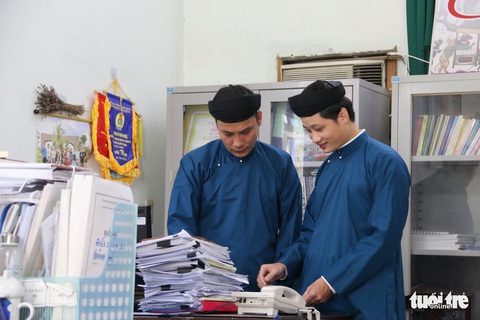 Nam công chức Huế diện áo dài đến công sở sáng thứ 2 đầu tiên của tháng - Ảnh 5. Nam công chức Huế diện áo dài đến công sở sáng thứ 2 đầu tiên của tháng - Ảnh 5.