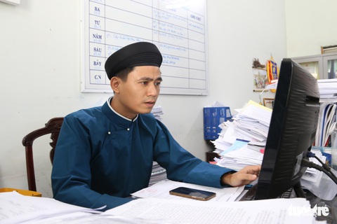Nam công chức Huế diện áo dài đến công sở sáng thứ 2 đầu tiên của tháng - Ảnh 6. Nam công chức Huế diện áo dài đến công sở sáng thứ 2 đầu tiên của tháng - Ảnh 6.