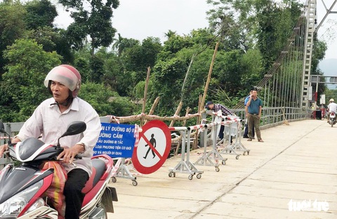Phó thủ tướng chỉ đạo xử lý vụ ôtô tông xe máy rơi sông, 5 người chết - Ảnh 4. Phó thủ tướng chỉ đạo xử lý vụ ôtô tông xe máy rơi sông, 5 người chết - Ảnh 4.
