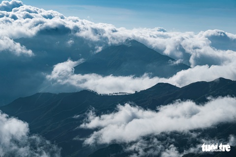 Biển mây ôm núi, vờn gió ở Háng Đồng - Ảnh 3. Biển mây ôm núi, vờn gió ở Háng Đồng - Ảnh 3.